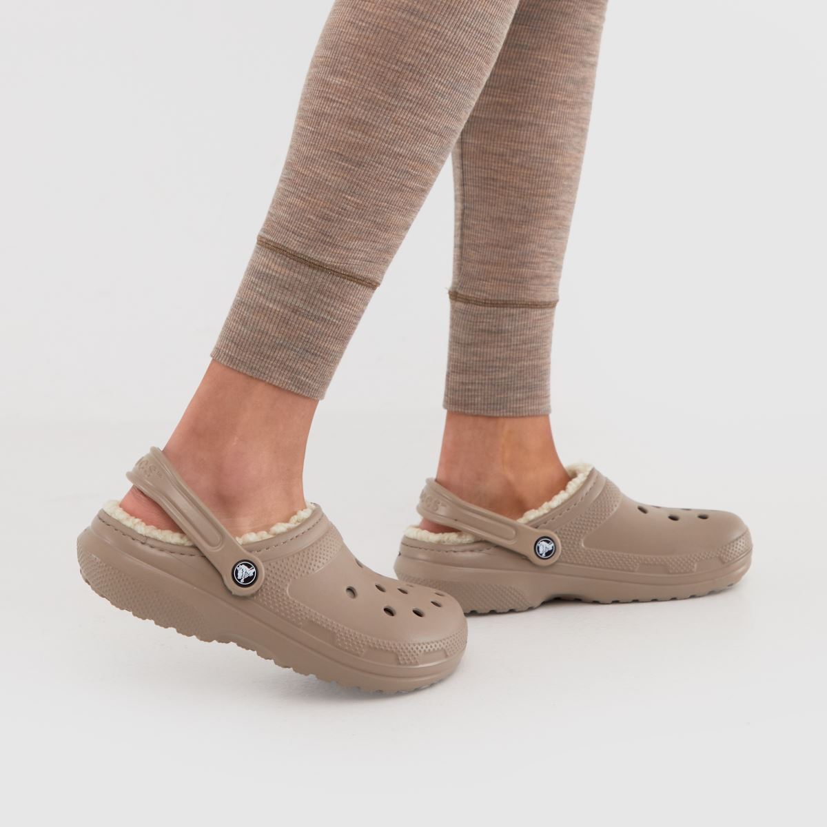 Crocs klasszikus bélelt klumpa szandál bézs és barna színben