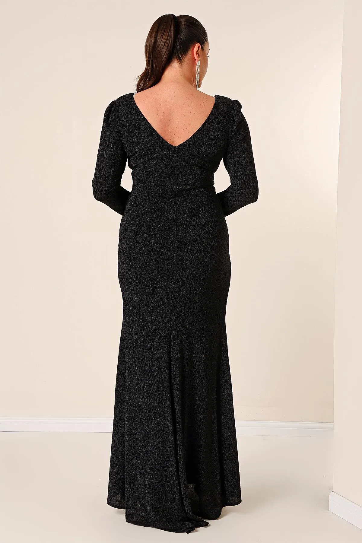 By Saygı  Zweireihiges, drapiertes, langärmliges, glitzerndes, langes Kleid aus gestricktem Stoff mit Ausschnitt vorne und langem Kleid in Übergröße
