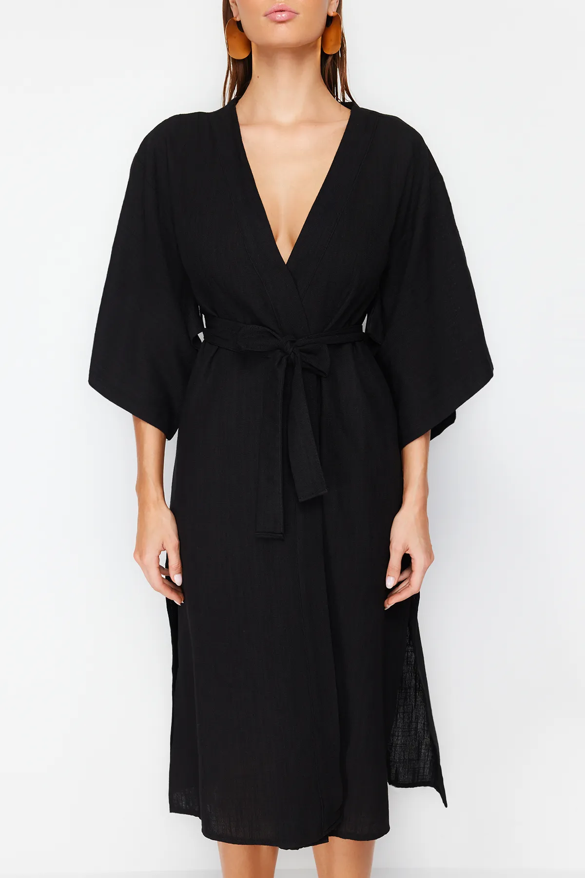 Trendyol Collection  Schwarzer Maxi-Kimono und Kaftan in gewebter Leinenoptik mit Gürtel TBESS23KM00058