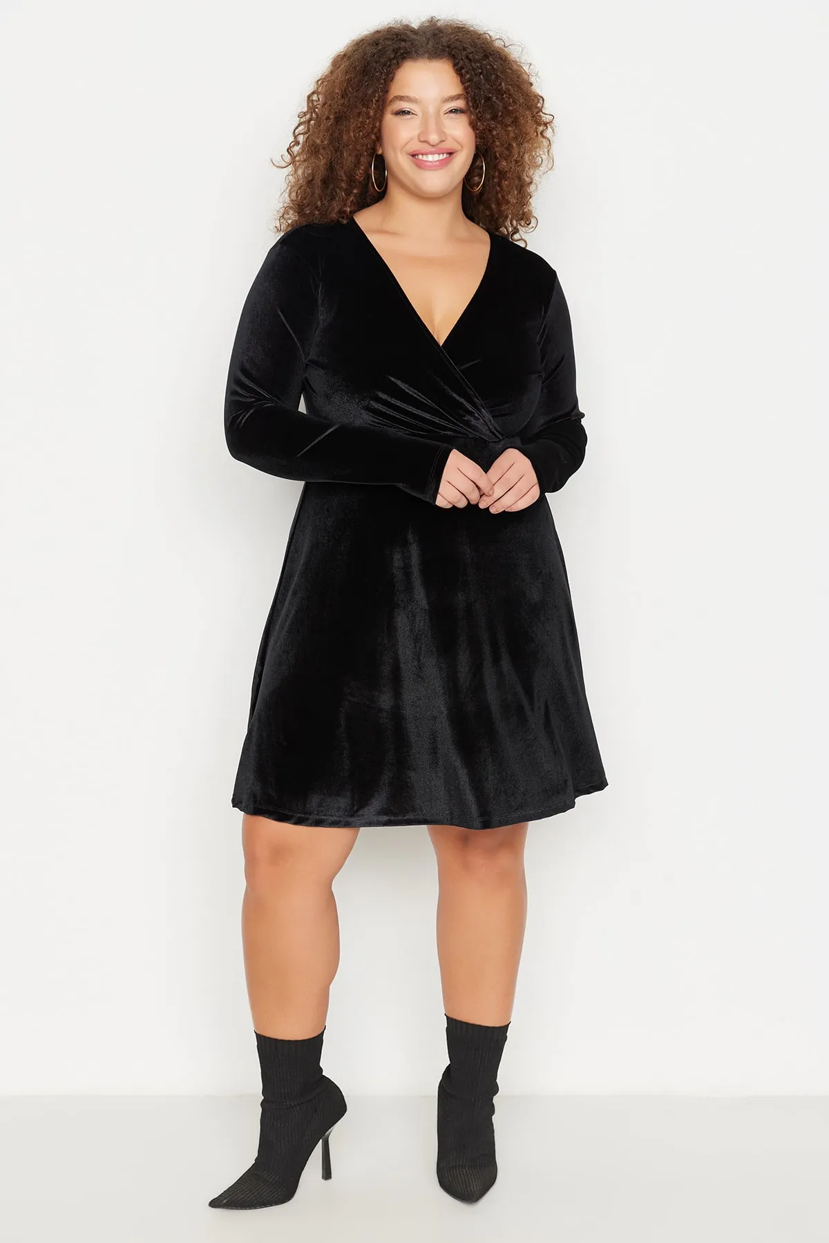 Trendyol Curve  Schwarzes Strickkleid aus Samt mit zweireihigem Kragen und Kragen TBBAW23AH00117
