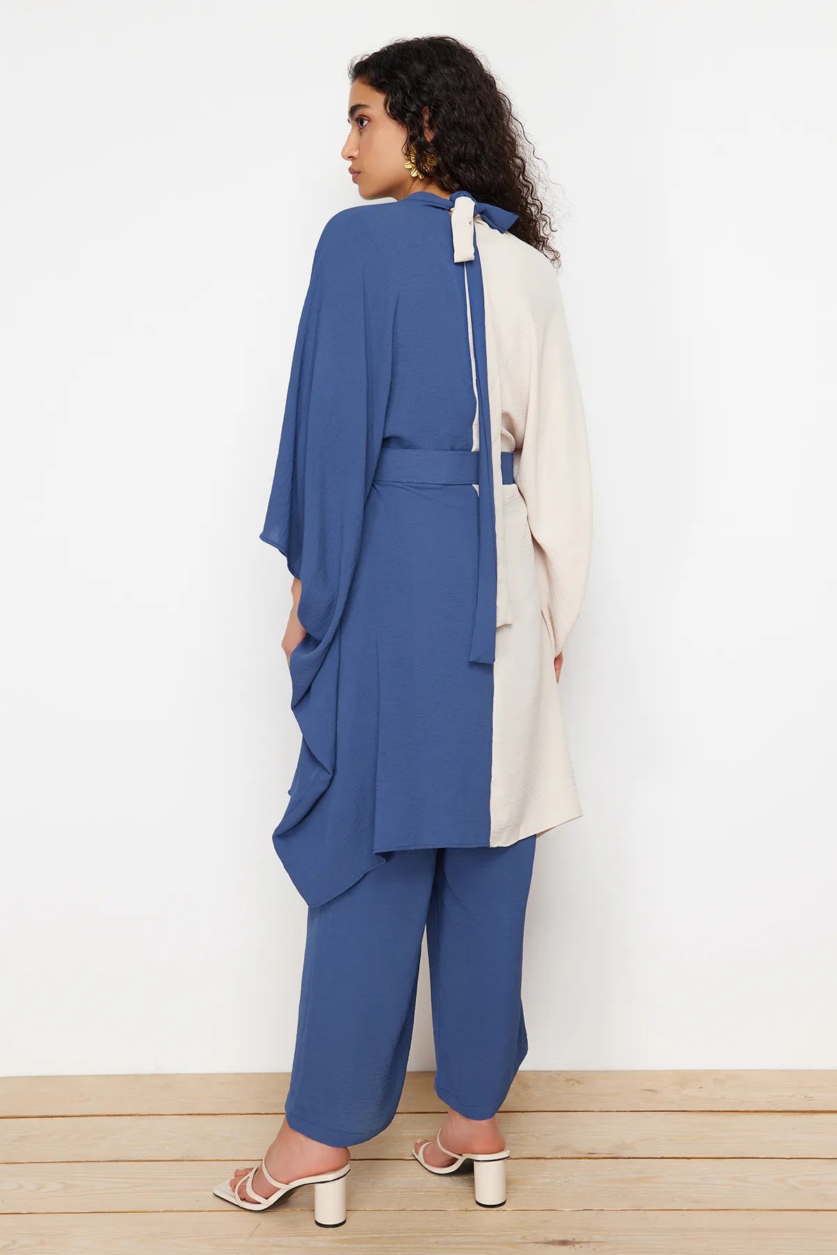 Trendyol Modest  Indigoblauer gewebter Tunika-Hosen-Anzug mit Gürtel und Farbblockierung in der Taille TCTSS23US00046