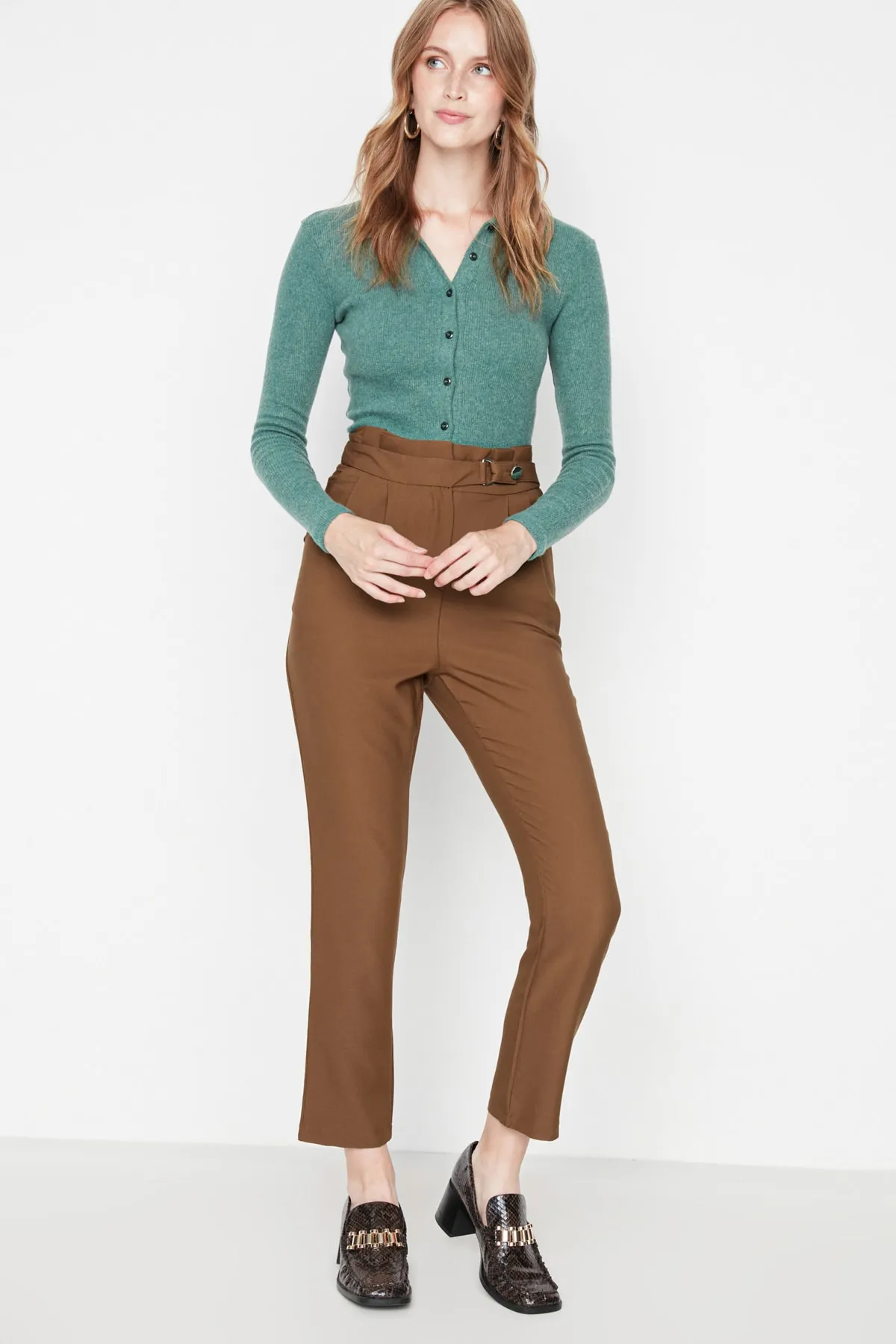 Trendyol Collection  Braune Karotte mit schmalem Beingürtel, detaillierte plissierte Webhose TWOSS20PL0131