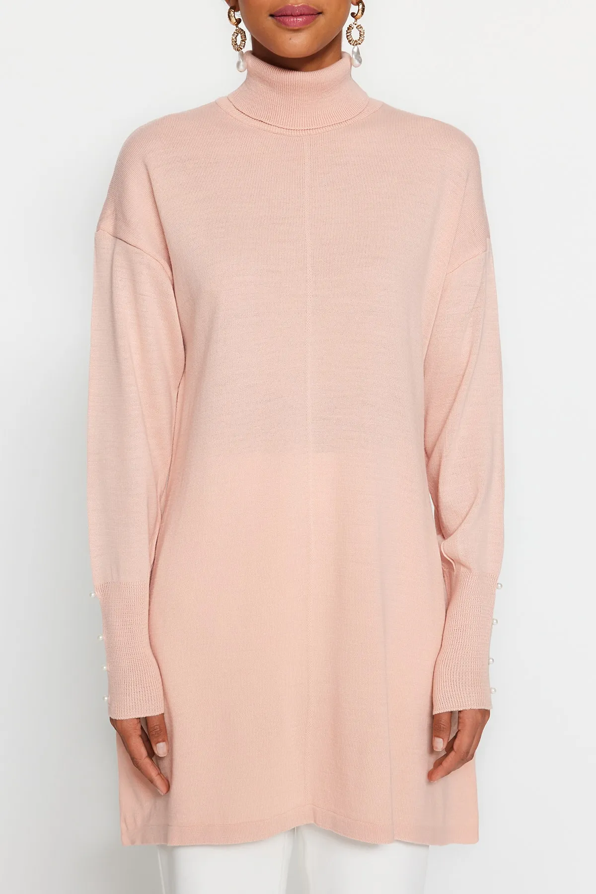 Trendyol Modest  Rollkragen-Strickpullover mit rosa Perlendetails und Perlendetails TCTAW24AK00121