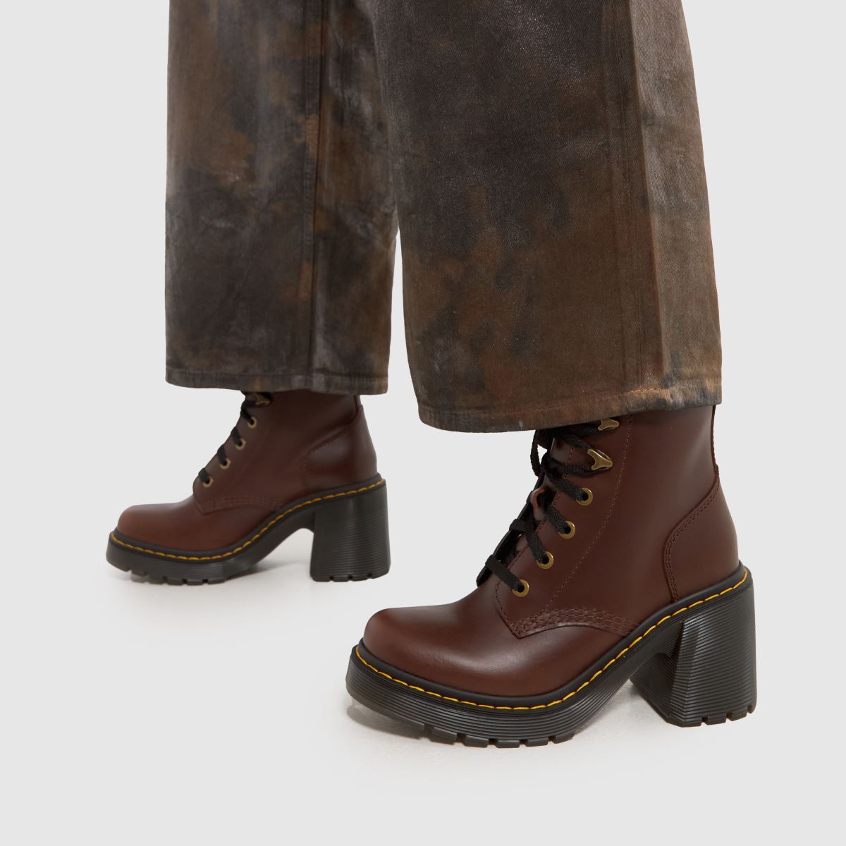 Dr Martens – Jesy – Mörkbruna stövlar med klack