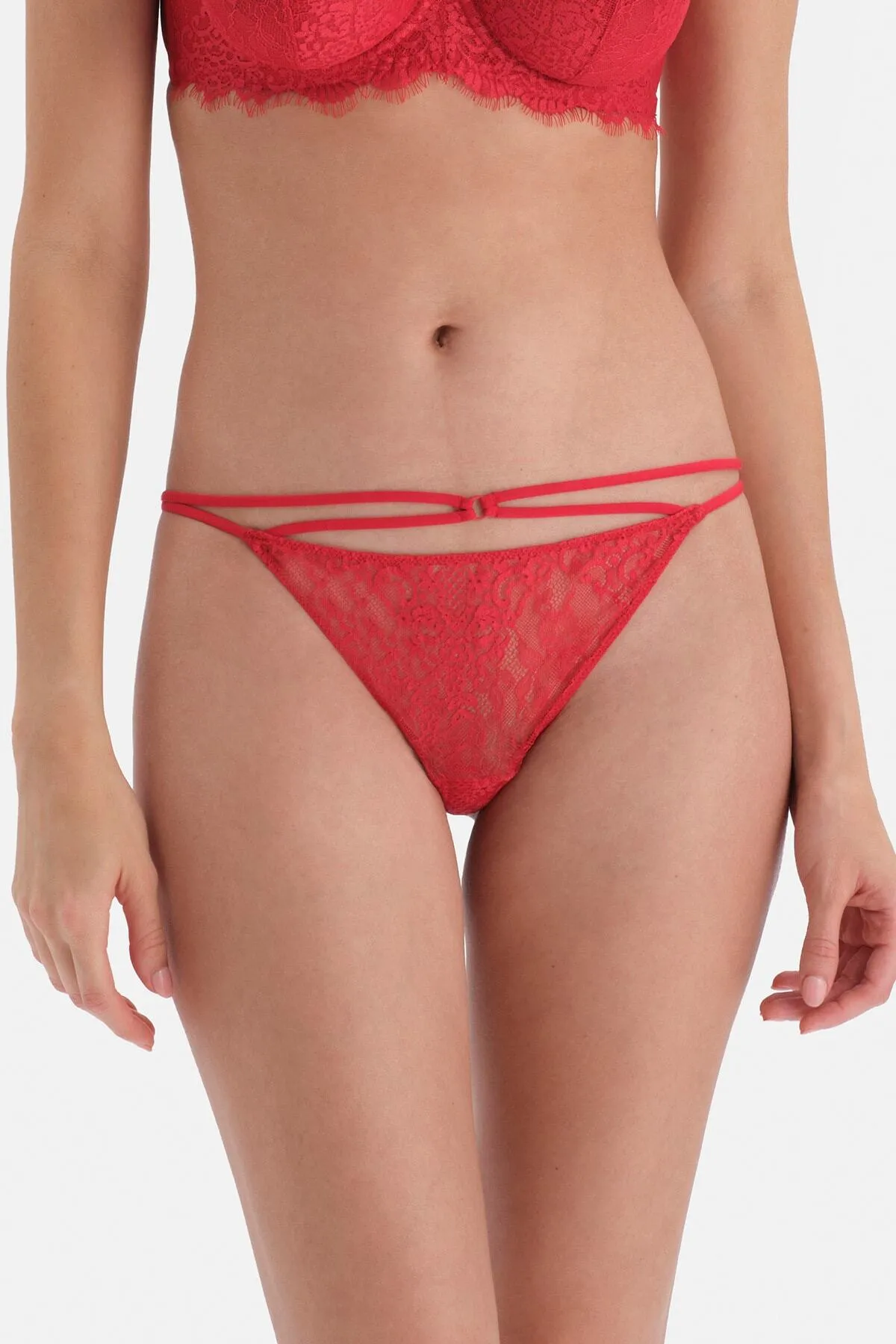 Dagi  Tanga-Höschen mit rotem Spitzenstring und detailliertem Detail