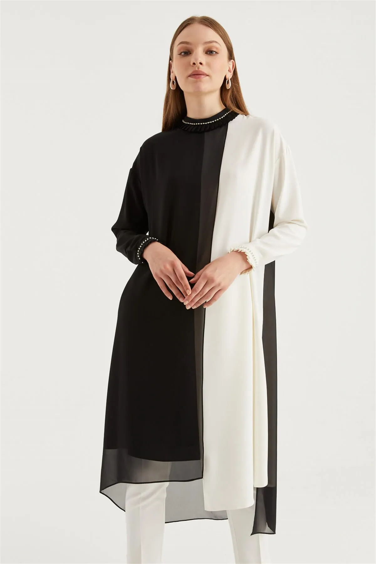 Zühre  Kragenbestickte, detaillierte Chiffon-Tunika in Schwarz/Ecru T-1094