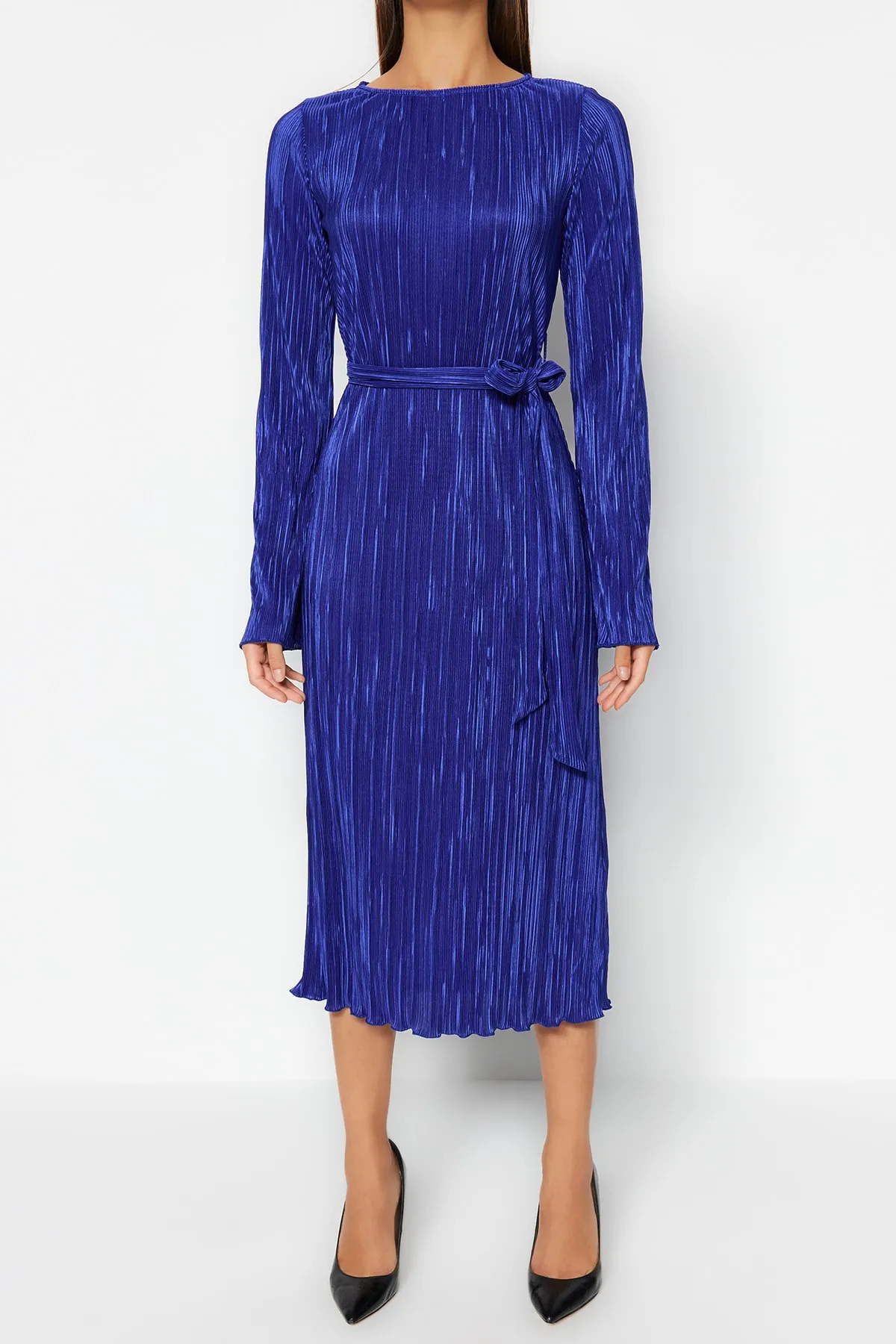 Trendyol Collection  Marineblaues Midi-Strickkleid in A-Linie mit ausgestellten Ärmeln aus Premium-Plisseestoff mit detailliertem Ausschnitt TWOAW24EL00125