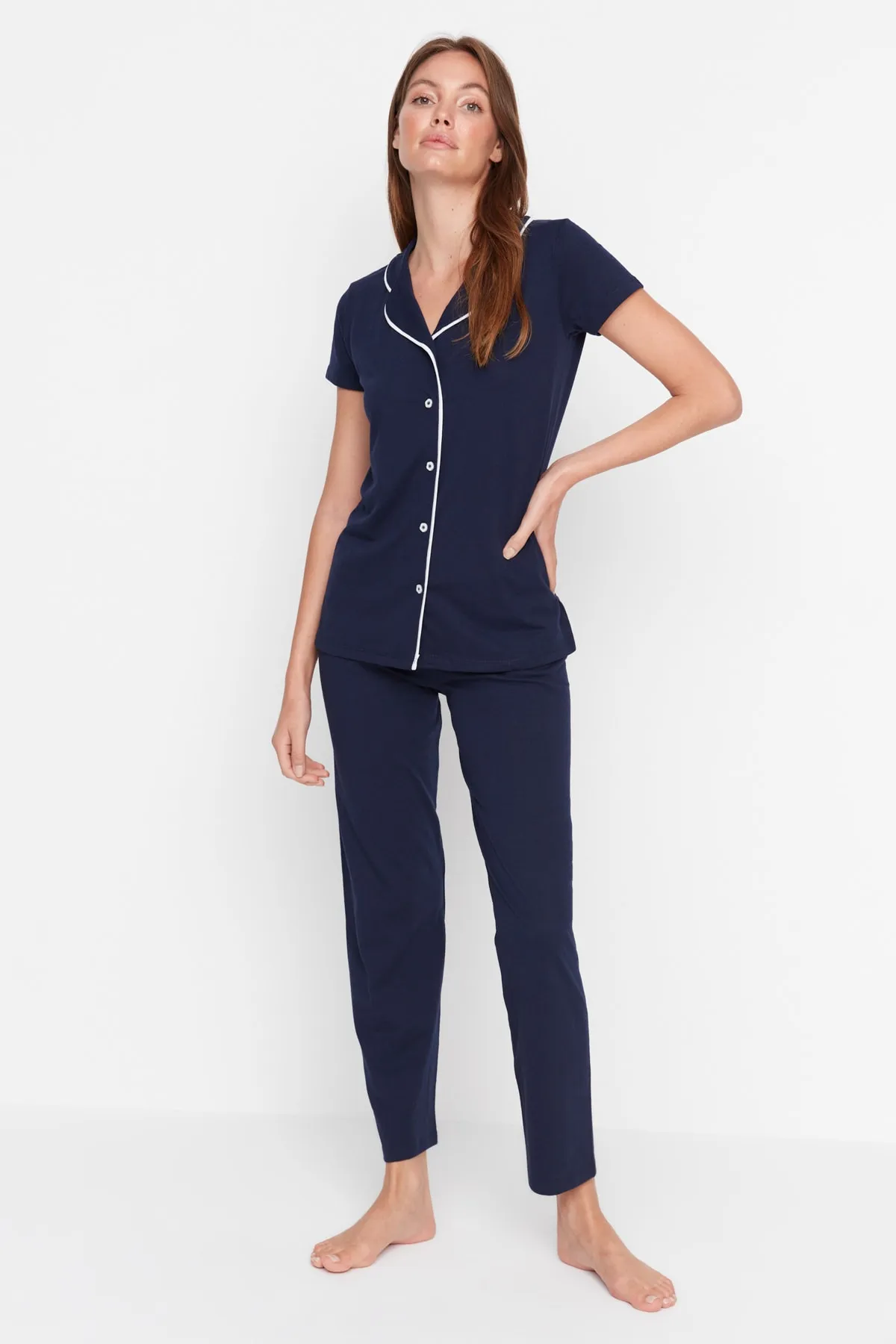 Trendyol Collection  Marineblaues, mit Baumwollpaspeln versehenes, gestricktes Pyjama-Set aus Hemd und Hose THMAW22PT1038