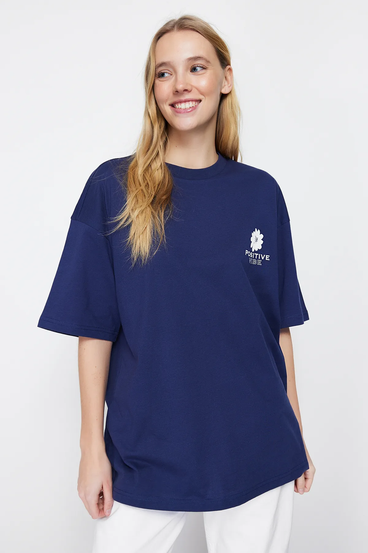 Trendyol Collection  Marineblaues Strick-T-Shirt mit Rundhalsausschnitt aus 100 % Baumwolle mit Rückendruck, übergroße/weite Passform, TWOSS23TS00321