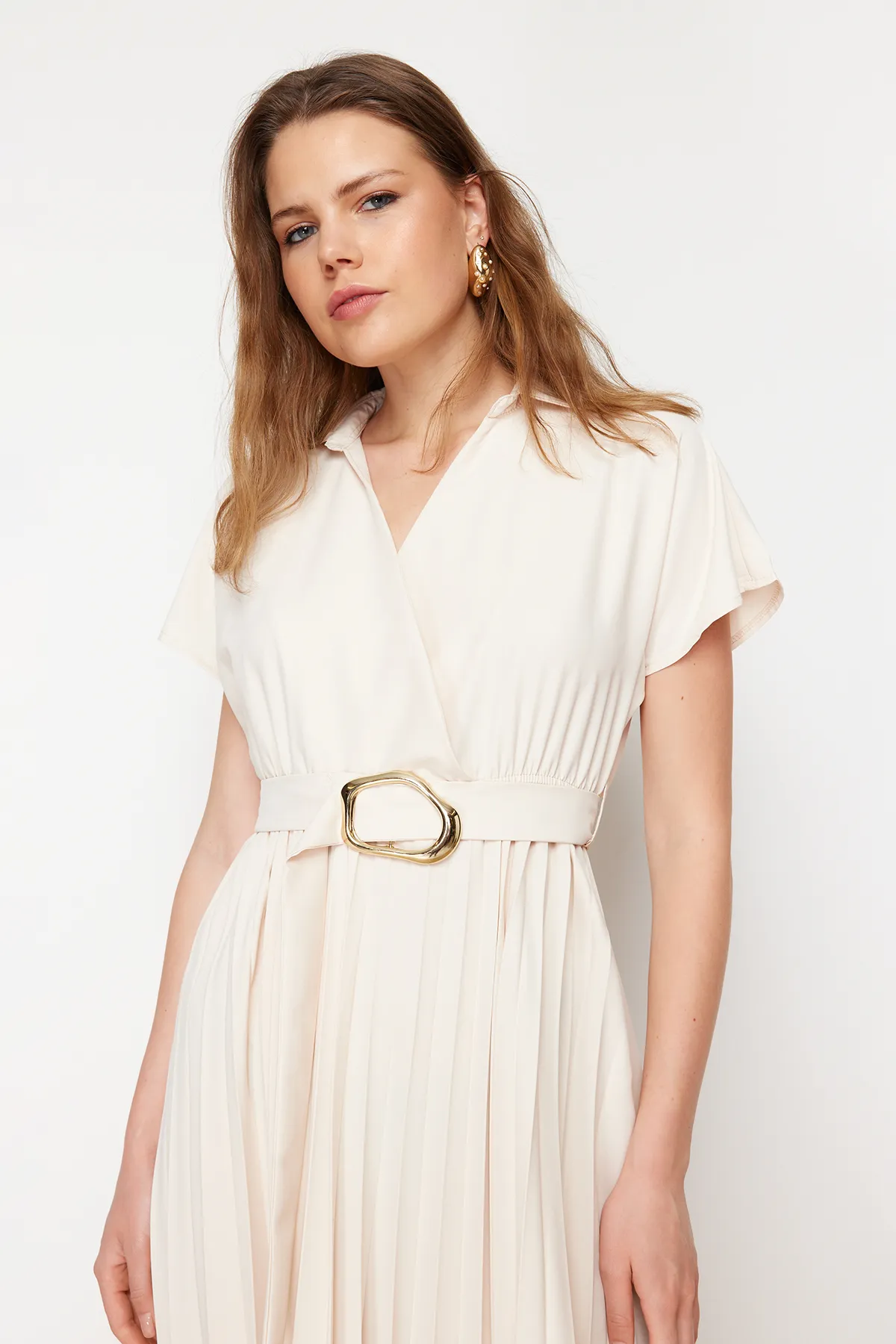 Trendyol Collection  Ecrufarbenes gewebtes Maxikleid mit Gürtelrock, zweireihigem Plisseekragen TWOSS24EL00622