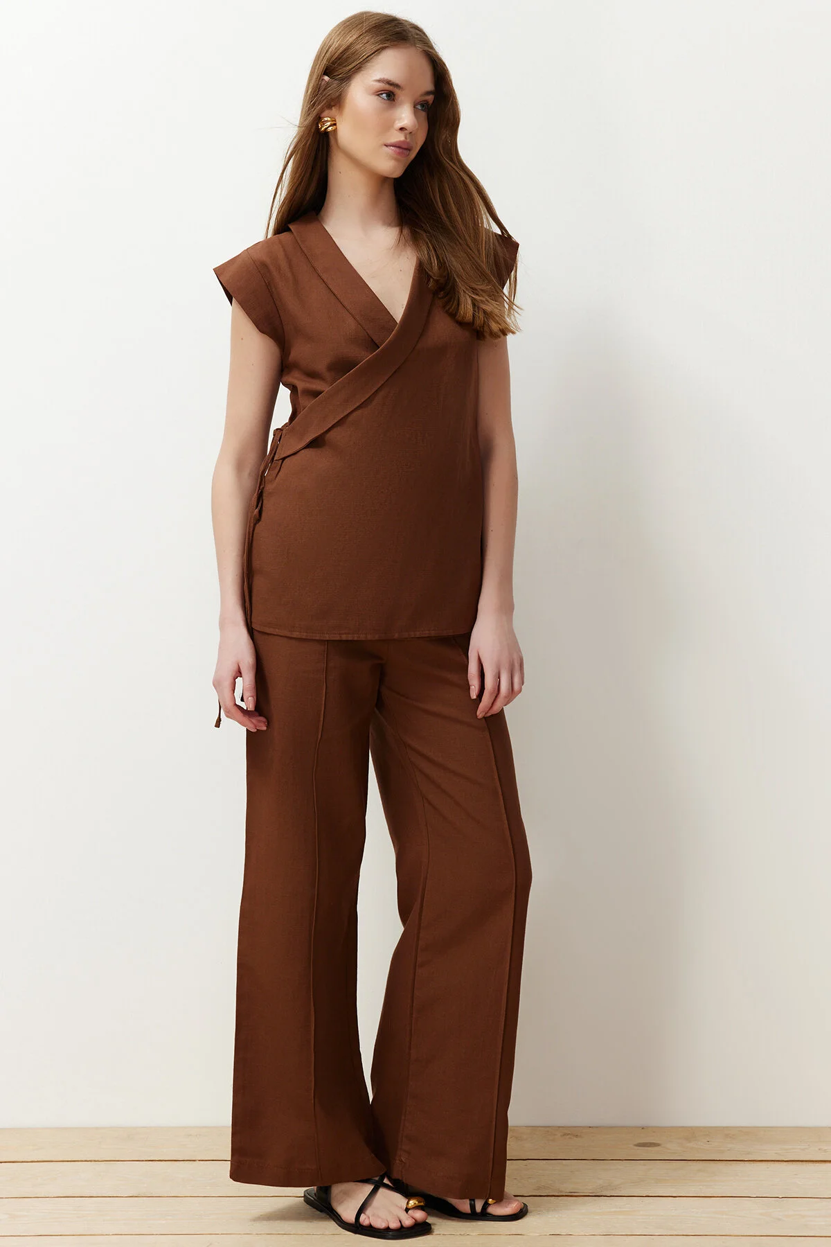 Trendyol Collection  Braunes, zweireihiges Krawatten-Set mit gewebtem Oberteil und Unterteil TWOSS24AU00039