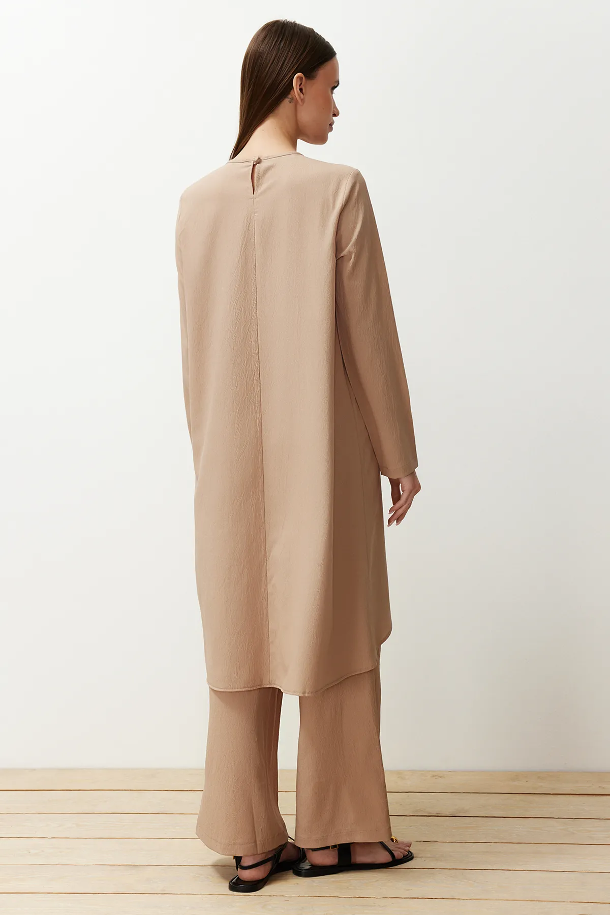 Trendyol Modest  Beiges asymmetrisches gewebtes Tunika-Hosen-Oberteil und Unterteil-Set TCTSS24US00074