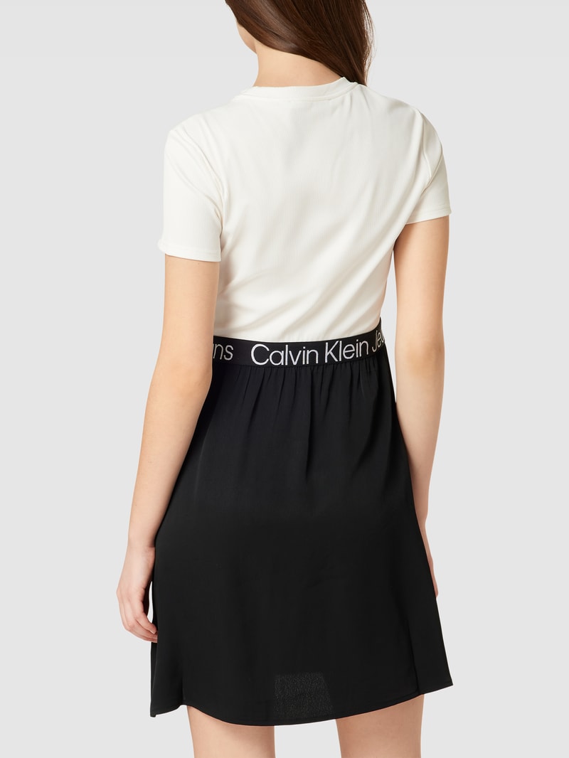 Kleid mit Logo-Bund in weiss