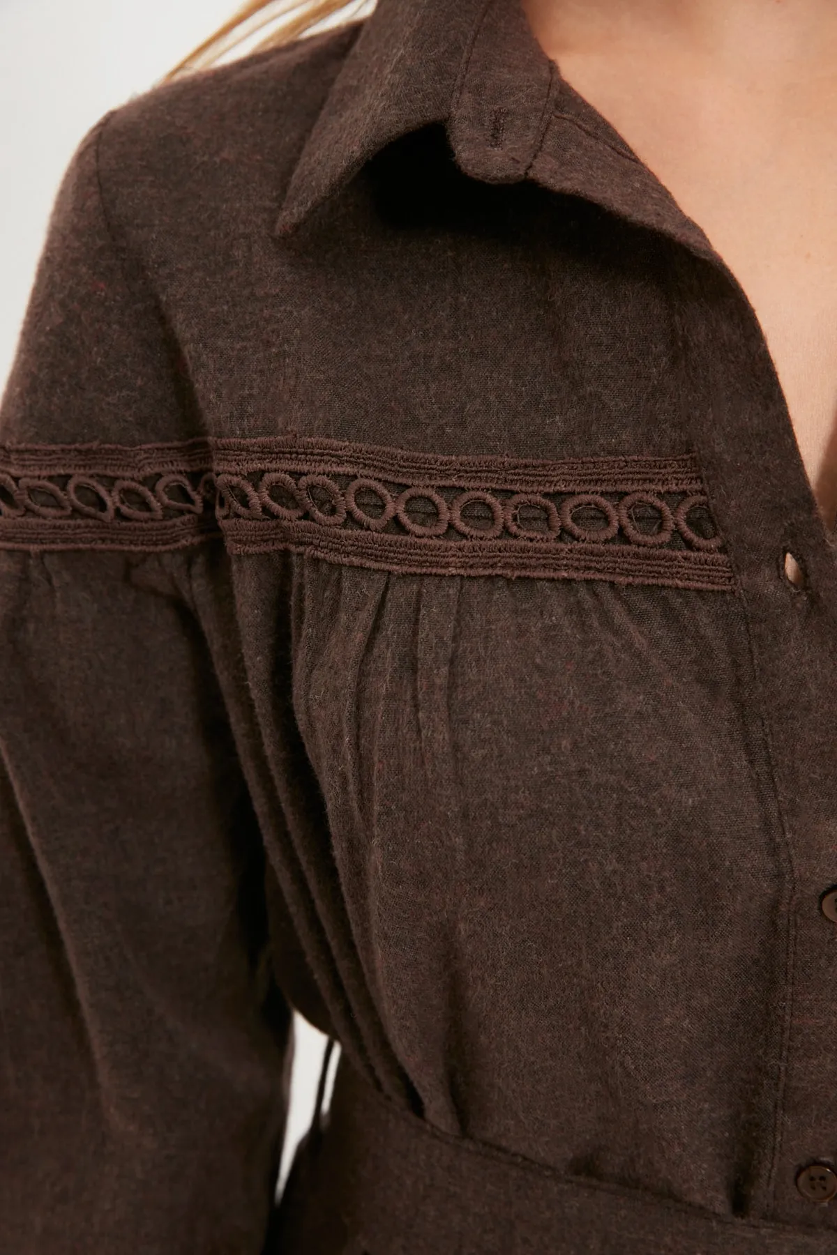 Trendyol Collection  Braunes, gewebtes Mini-Hemdkleid aus Spitze mit Gürtel und Details TWOAW21EL1964