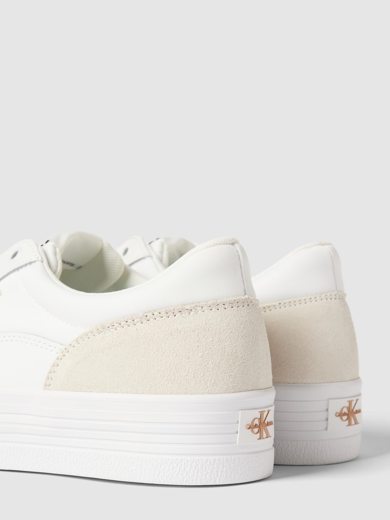 Plateau-Sneaker mit Label-Details in weiß