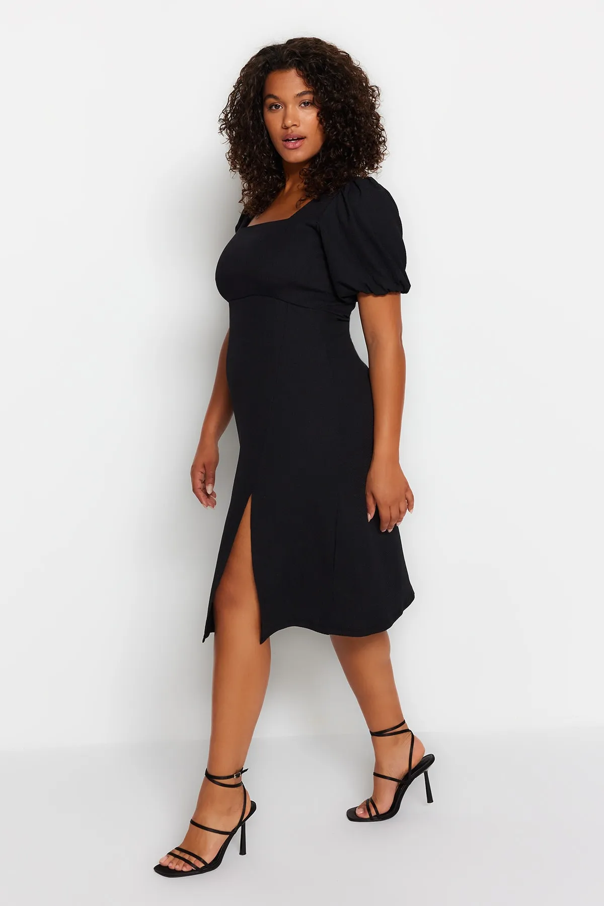 Trendyol Curve  Schwarzes, geschlitztes Strickkleid TBSSS23AH00280