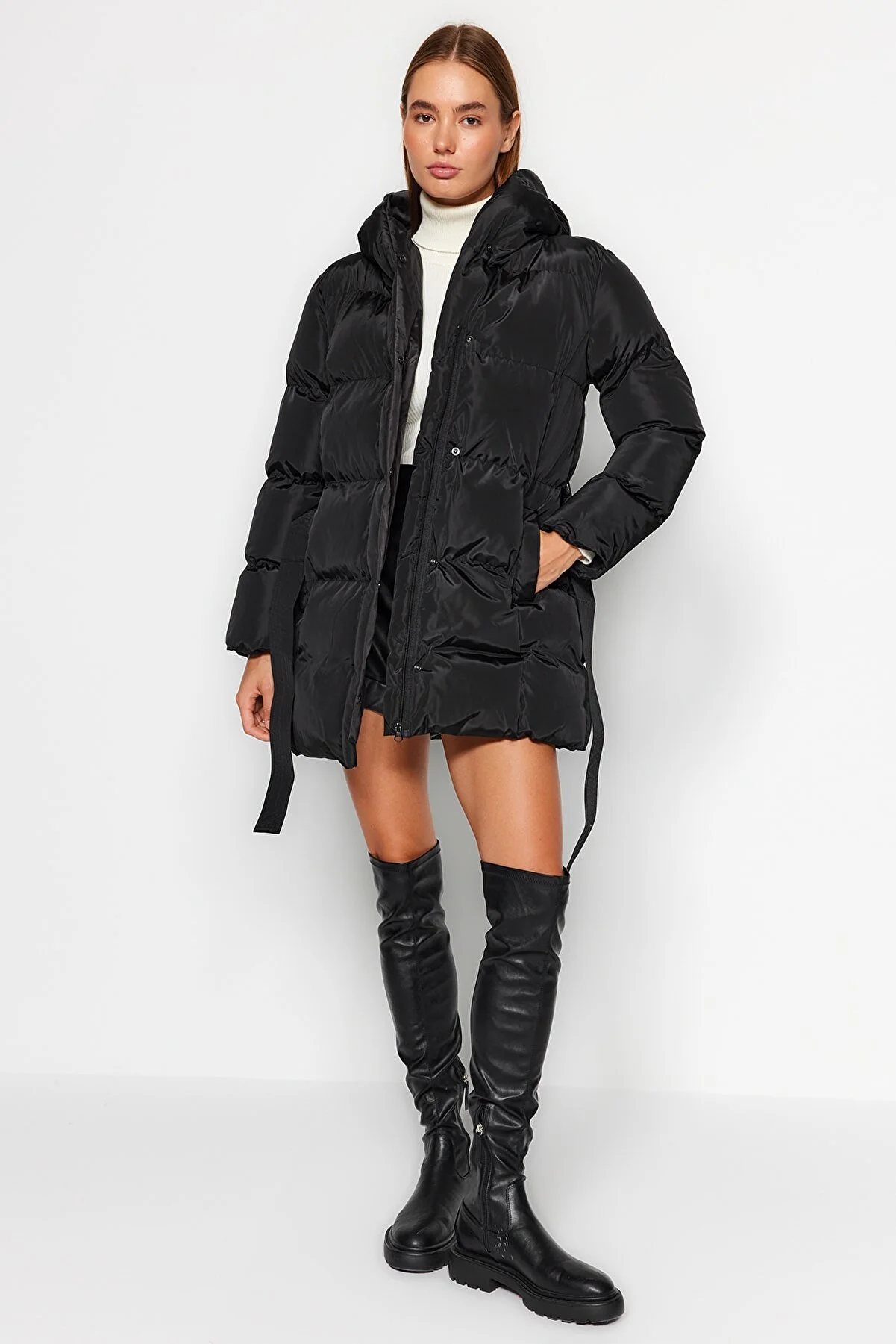 Trendyol Collection  Schwarze wasserabweisende Pufferjacke mit Gürtel TWOAW23MO00007