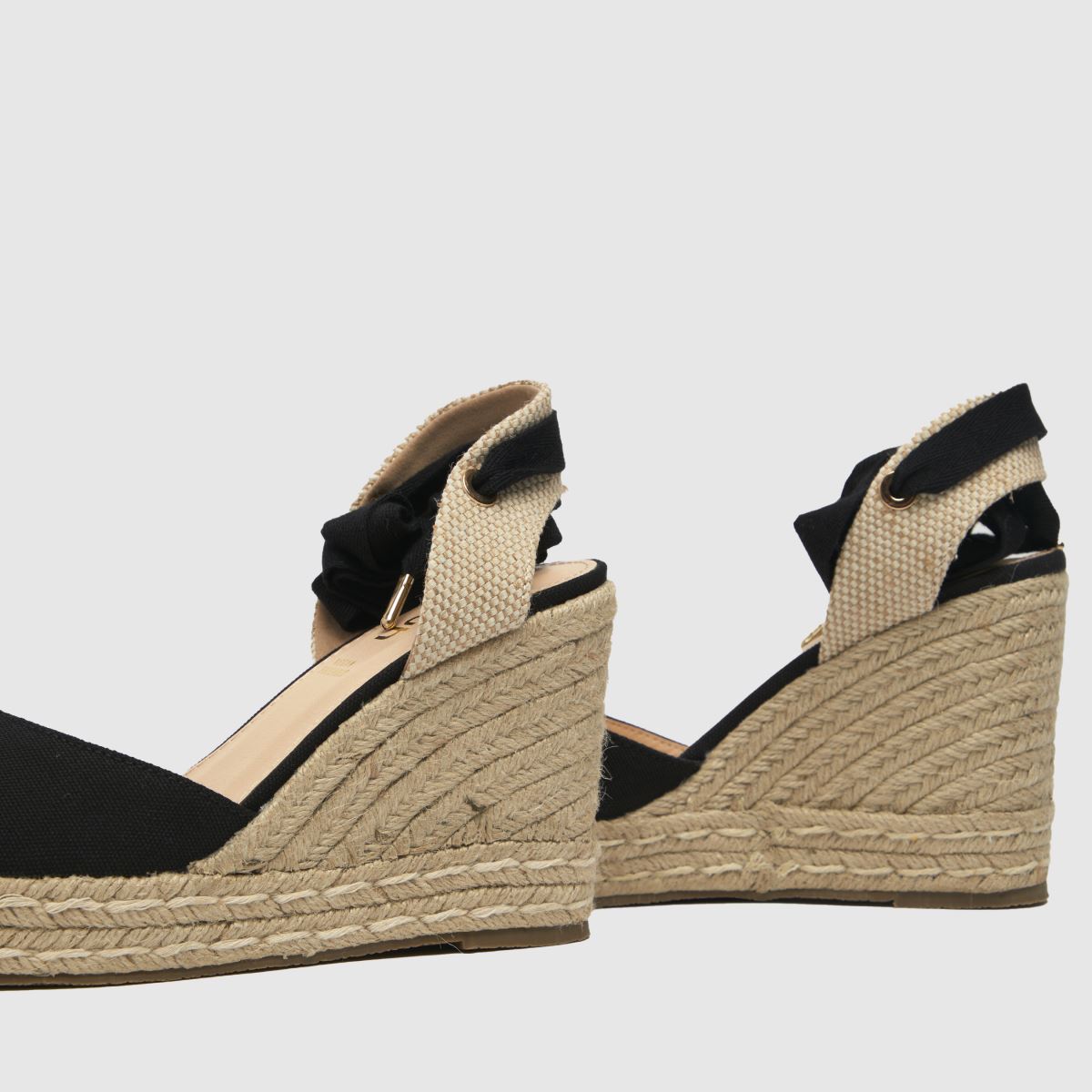 Schuh Venus – Svarta sandaler med kilklack och knytband