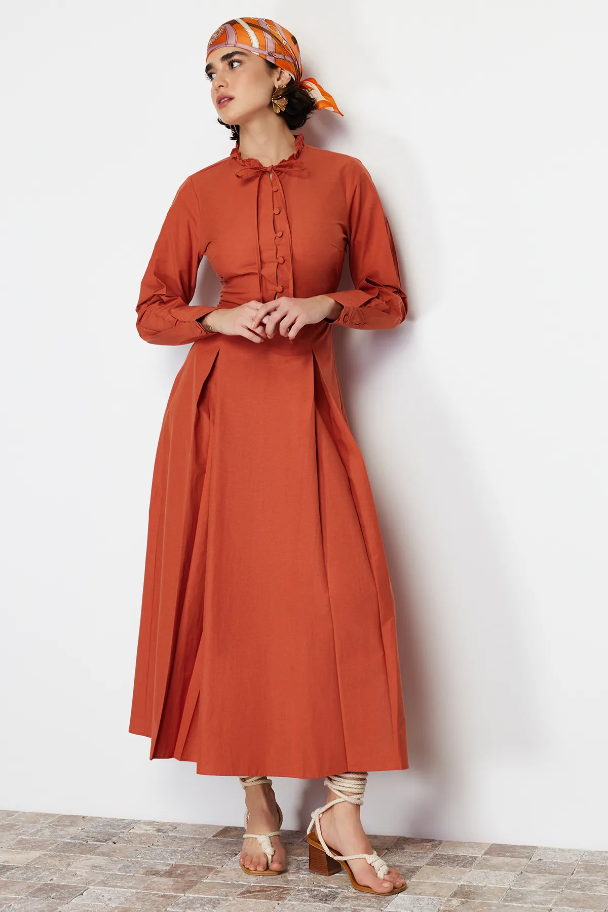 Trendyol Modest  Geknöpftes Webkleid mit Fliesenkragen und Krawatte und detailliertem Detail TCTSS24EB00149