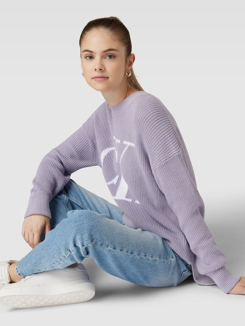 Loose Fit Strickpullover mit Label-Detail Modell 'INTARSIA' in lavendel
