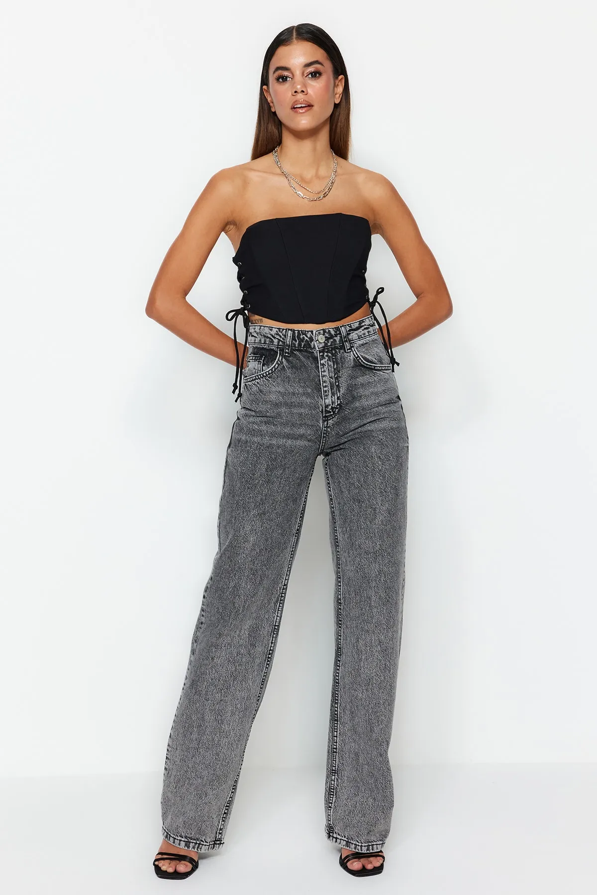 Trendyol Collection  Graue Jeans mit hoher Taille und weitem Bein TWOSS23JE00106