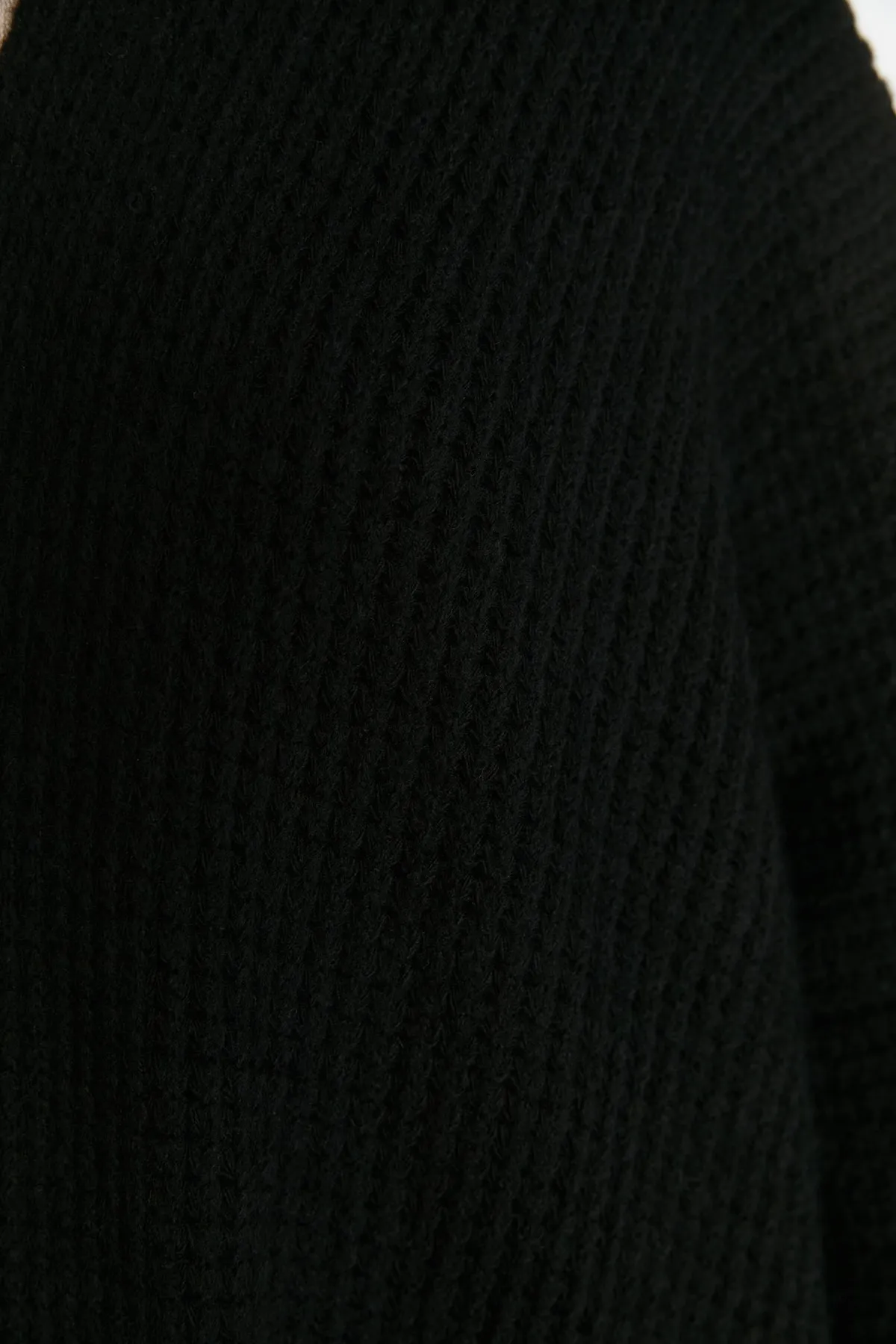 Trendyol Modest  Schwarzer langer Strickcardigan mit Quasten TCTAW23TH00008