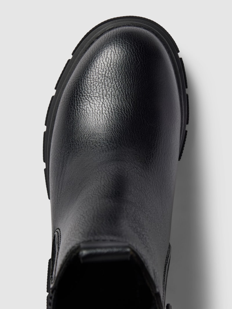 Chelsea Boots in Leder-Optik in schwarz