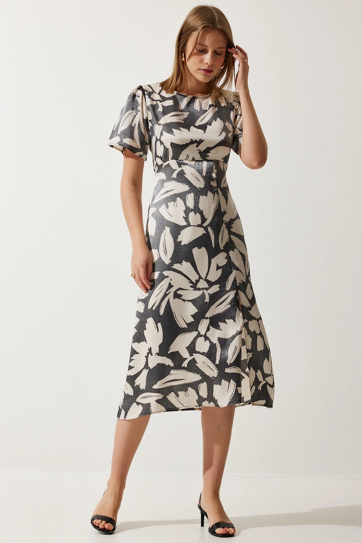 Happiness İstanbul  Sommerkleid mit Schlitz und gemusterter Satinoberfläche in Rauchcreme für Damen CR00430