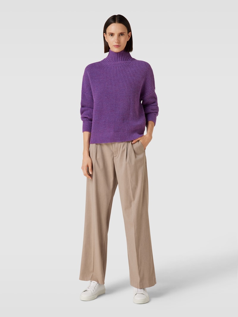 Strickpullover mit Stehkragen und überschnittenen Schultern in purple