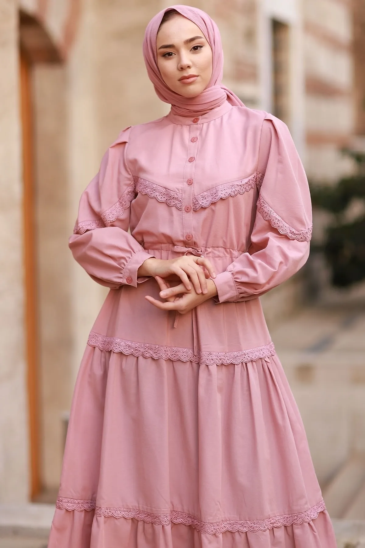 InStyle  Hijab-Kleid mit Guipure-Detail und Ballonärmeln – Dusty Rose
