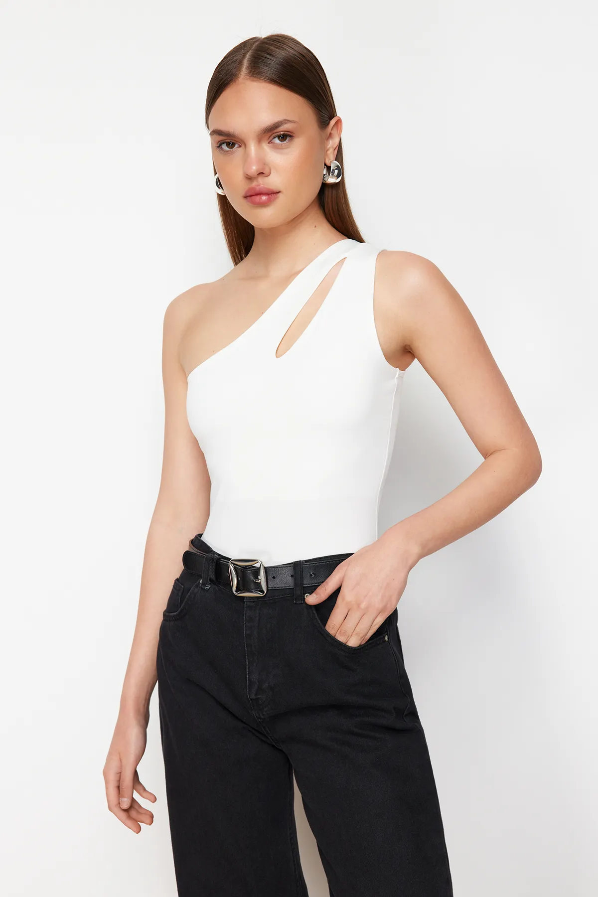 Trendyol Collection  Weißer Strick-Body mit Cut-Outs und Druckknöpfen TWOSS23BD00014