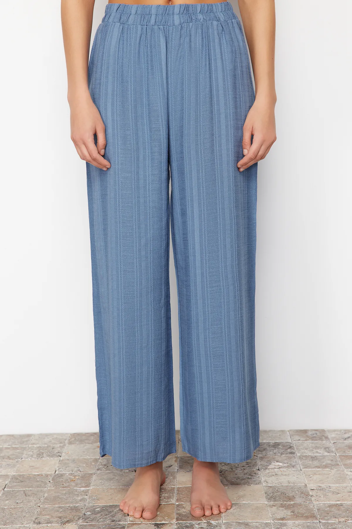 Trendyol Collection  Blaue gewebte Schlitzhose TBESS24PL00016