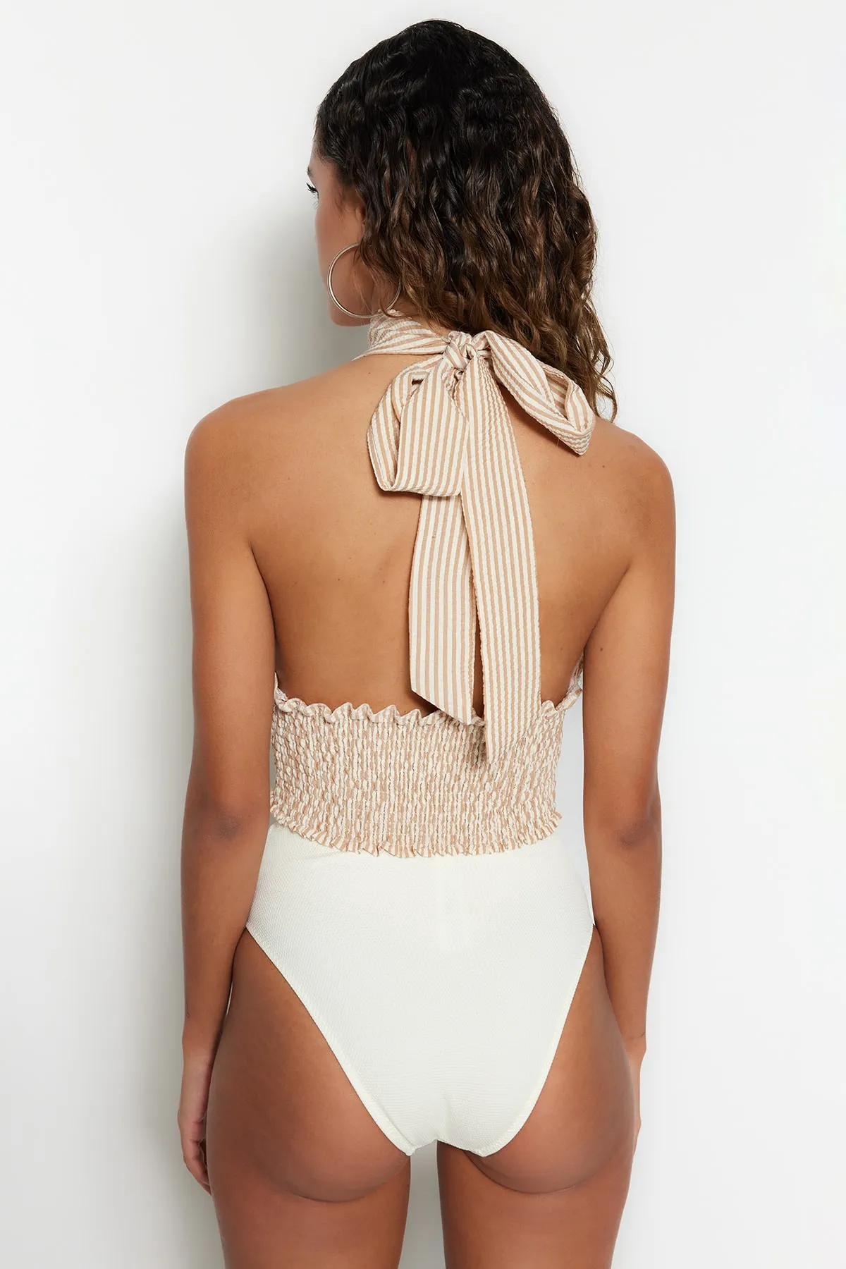 Trendyol Collection  Gestreifte, kurz gestrickte Seersucker-Bluse mit Kreuzbindung TBESS21BZ1901