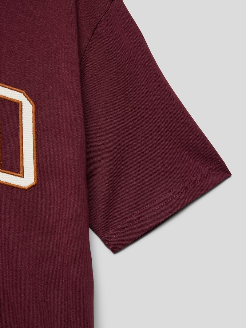 T-Shirt mit Label-Stitching in bordeaux rot