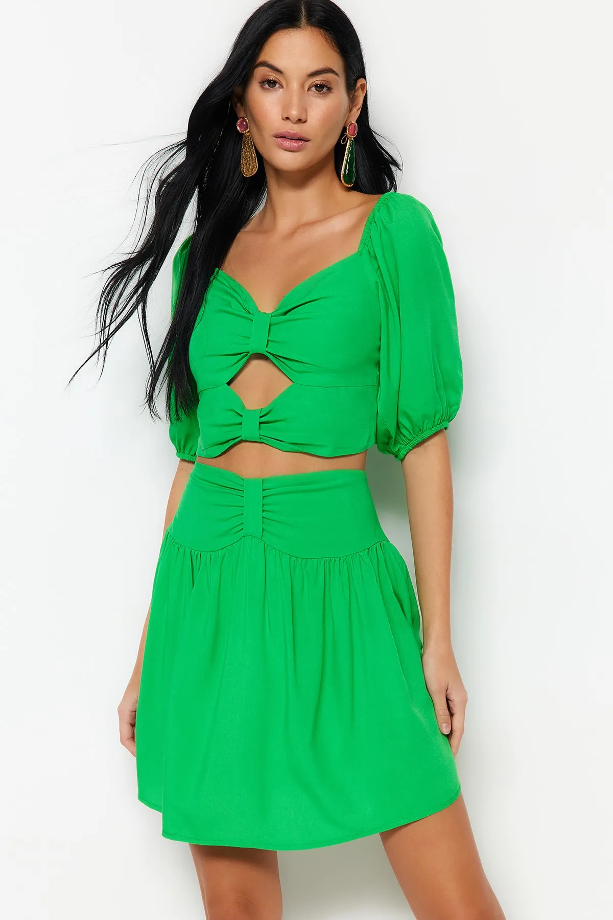 Trendyol Collection  Grünes gewebtes Cut-Out/Fenster-Bluse-Rock-Set TBESS23AU00176