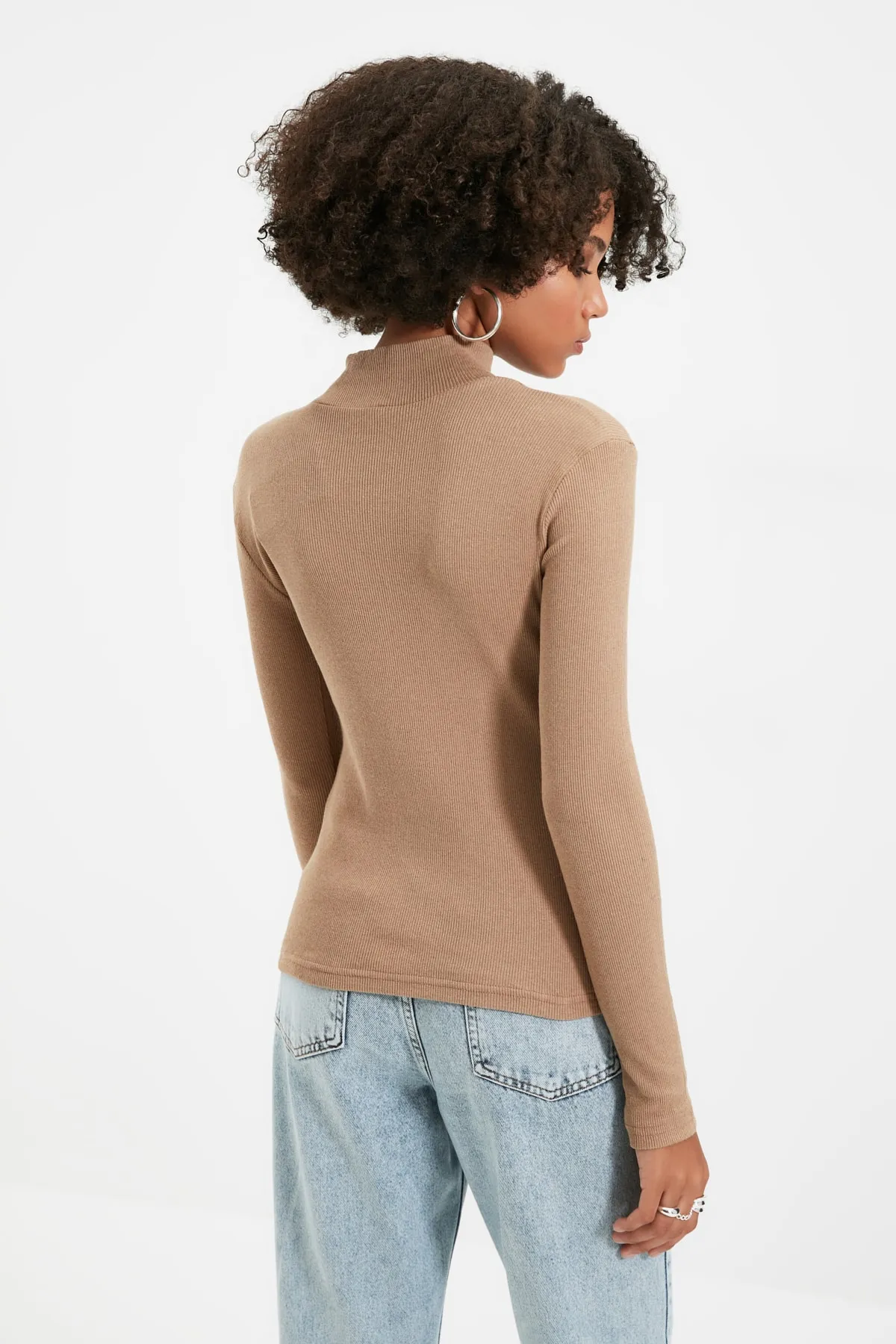 Trendyol Collection  Nerzfarbene, taillierte, langärmlige, gerippte, dehnbare Strickbluse mit hohem Kragen TWOAW21BZ0423