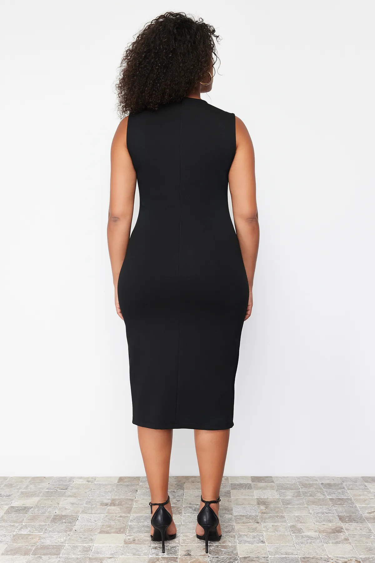 Trendyol Curve  Schwarzes Midi-Strickkleid mit Schlitzdetail TBBSS24AH00003