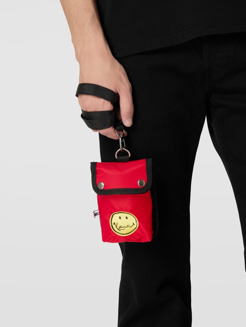 Handytasche mit Motiv-Stitching in rot