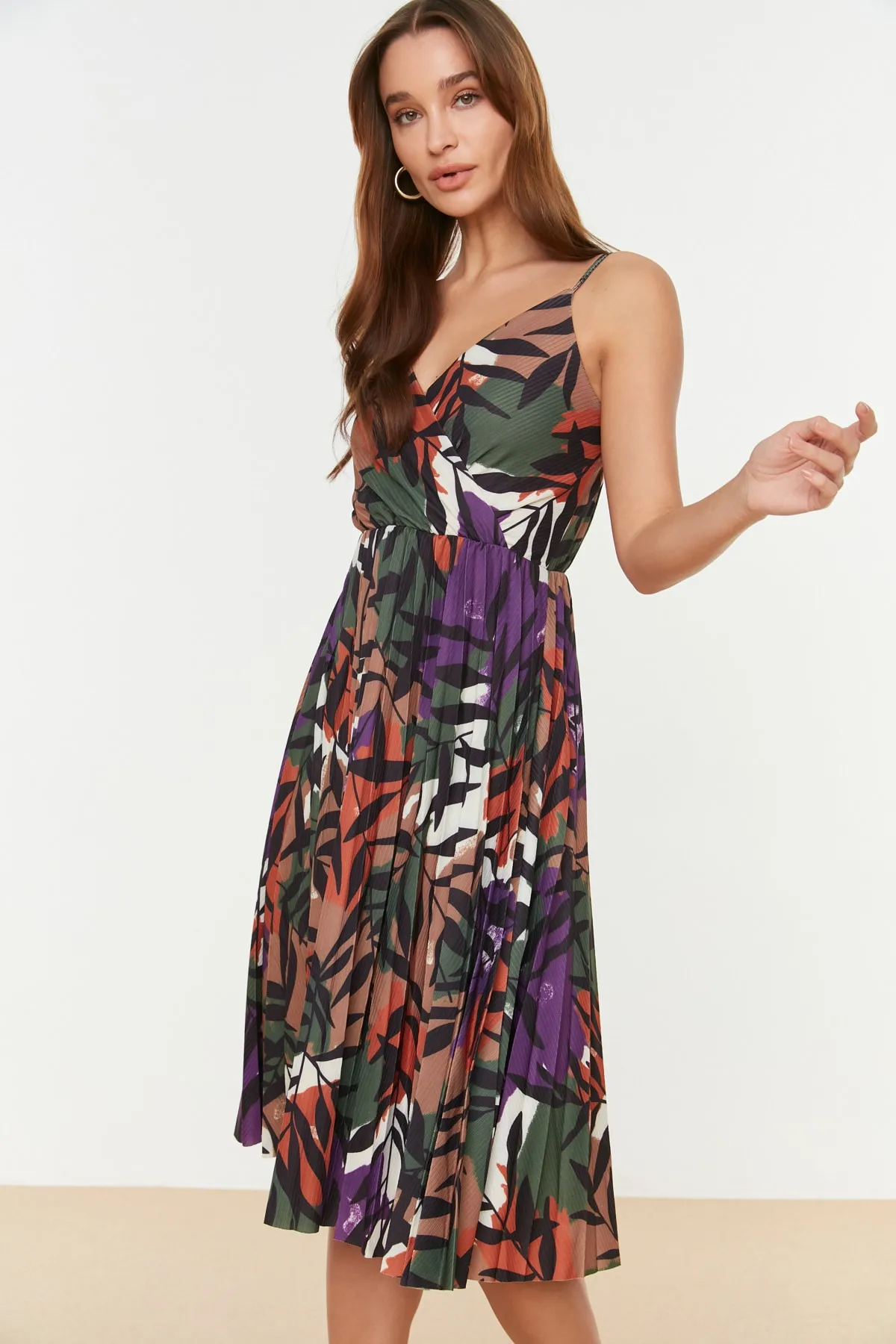Trendyol Collection  Beigefarbenes, blumengemustertes Midi-Kleid mit offener Taille/Skater, zweireihig, plissiert, flexibles Strickkleid TWOSS20EL2729
