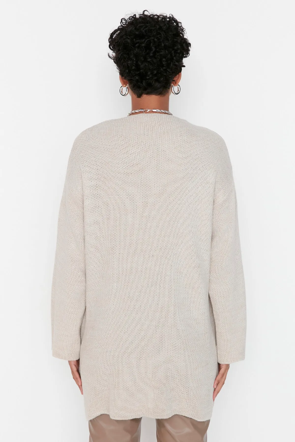 Trendyol Modest  Beiger, musterloser Strickpullover mit Rundhalsausschnitt TCTAW23KZ00011