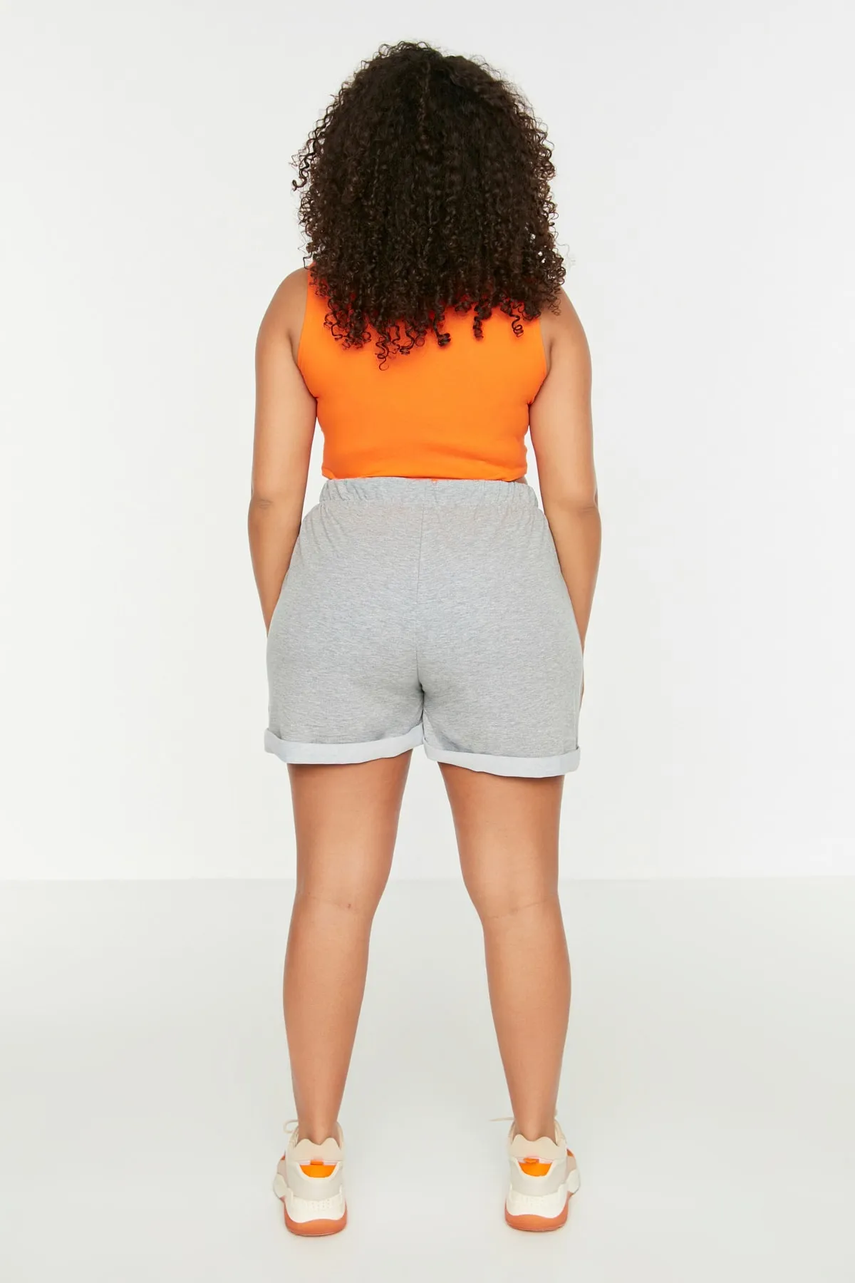 Trendyol Curve  Graue gestrickte Shorts mit Taschen und Bermuda TBSSS22SR0143