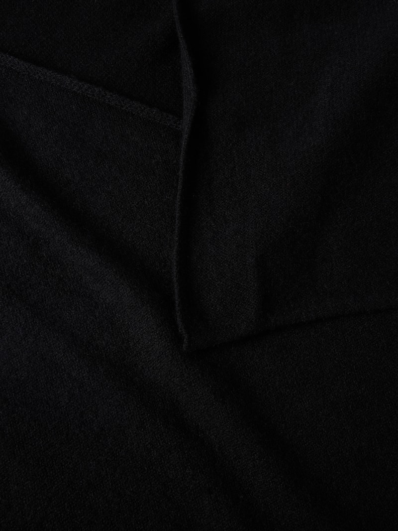 Schal aus Wolle-Kaschmir-Mix mit breiter Form in schwarz