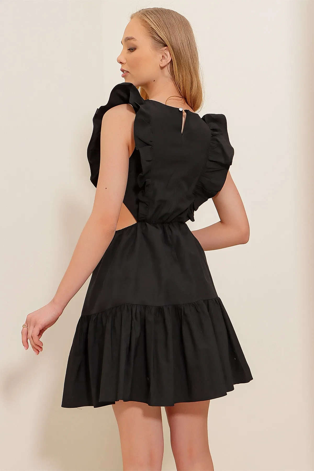 Trend Alaçatı Stili  Schwarzes Damenkleid aus Popeline mit U-Boot-Ausschnitt und tief ausgeschnittener Taille ALC-X8503