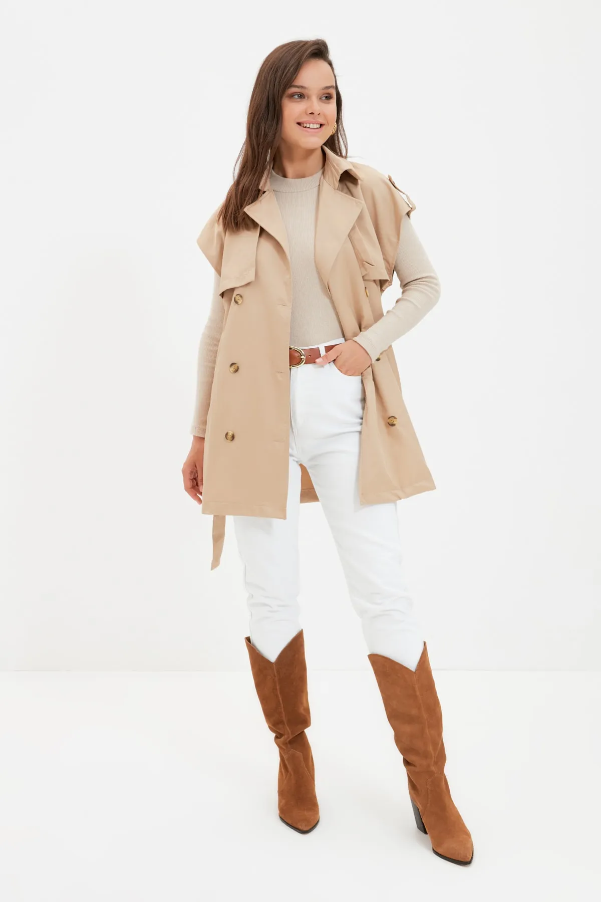 Trendyol Collection  Kamelfarbener Trenchcoat mit Gürtel und zwei Taschen TCTAW22YL0003