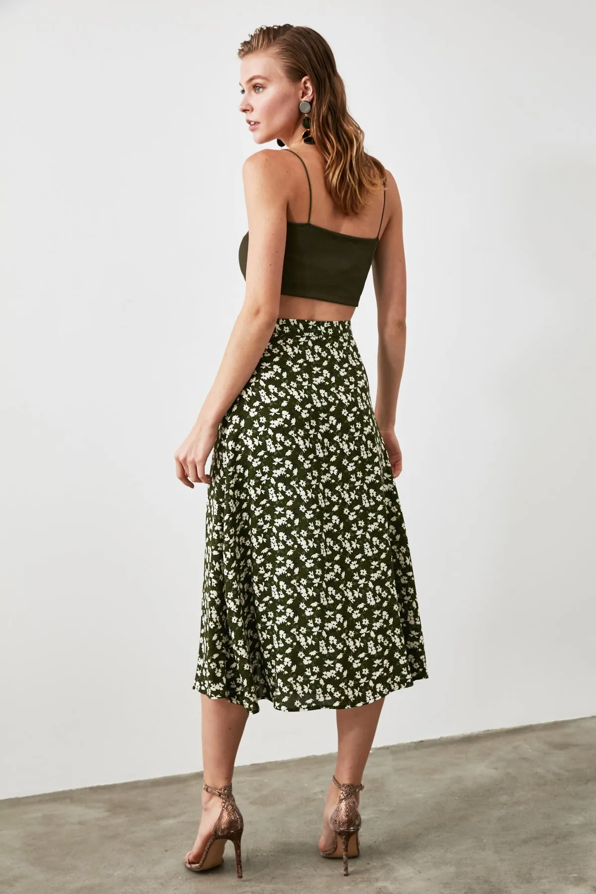 Trendyol Collection  Khakifarbener Midi-Webrock mit Schlitz und Blumenmuster aus Viskosestoff TWOSS20ET0230