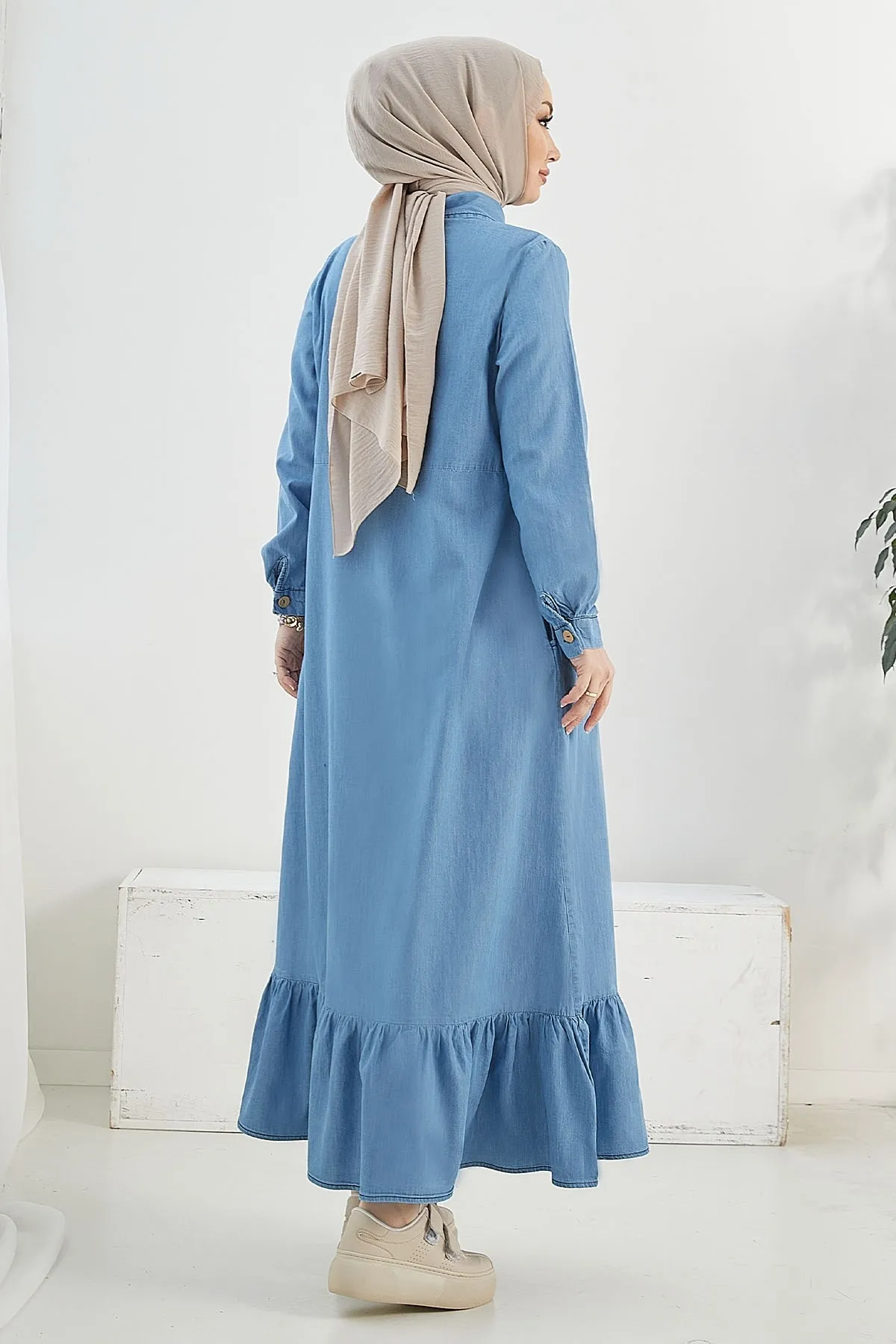 InStyle  Mandes Lockeres Jeanskleid mit Robe und Rüschen – Hellblau