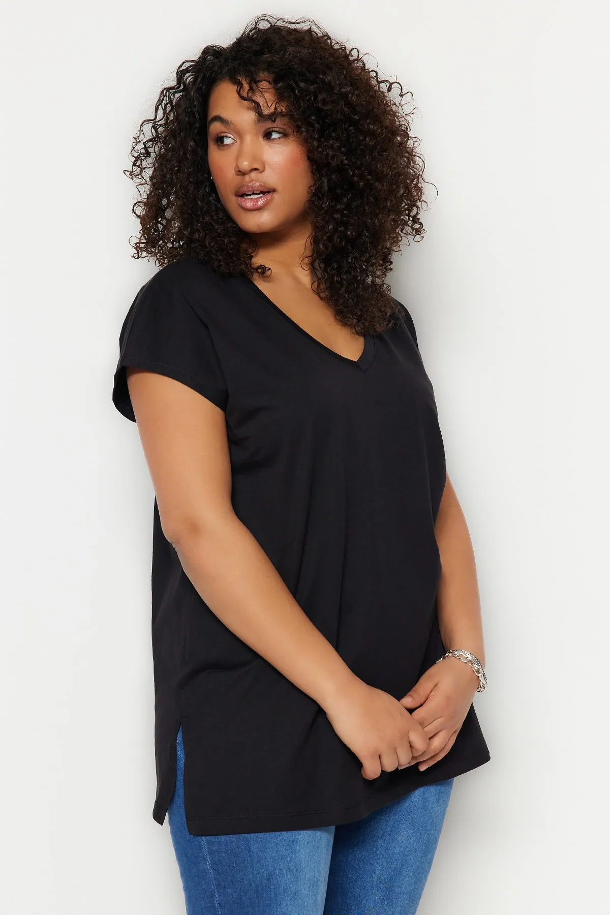 Trendyol Curve  Schwarzes Boyfriend-Strick-T-Shirt mit V-Ausschnitt und Schlitz TBBSS22BF0036