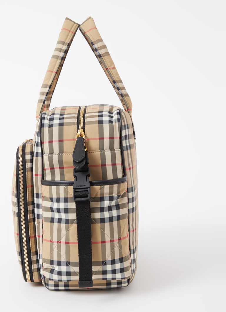 Burberryn ruutukuvioinen hoitolaukku ja hoitoalusta