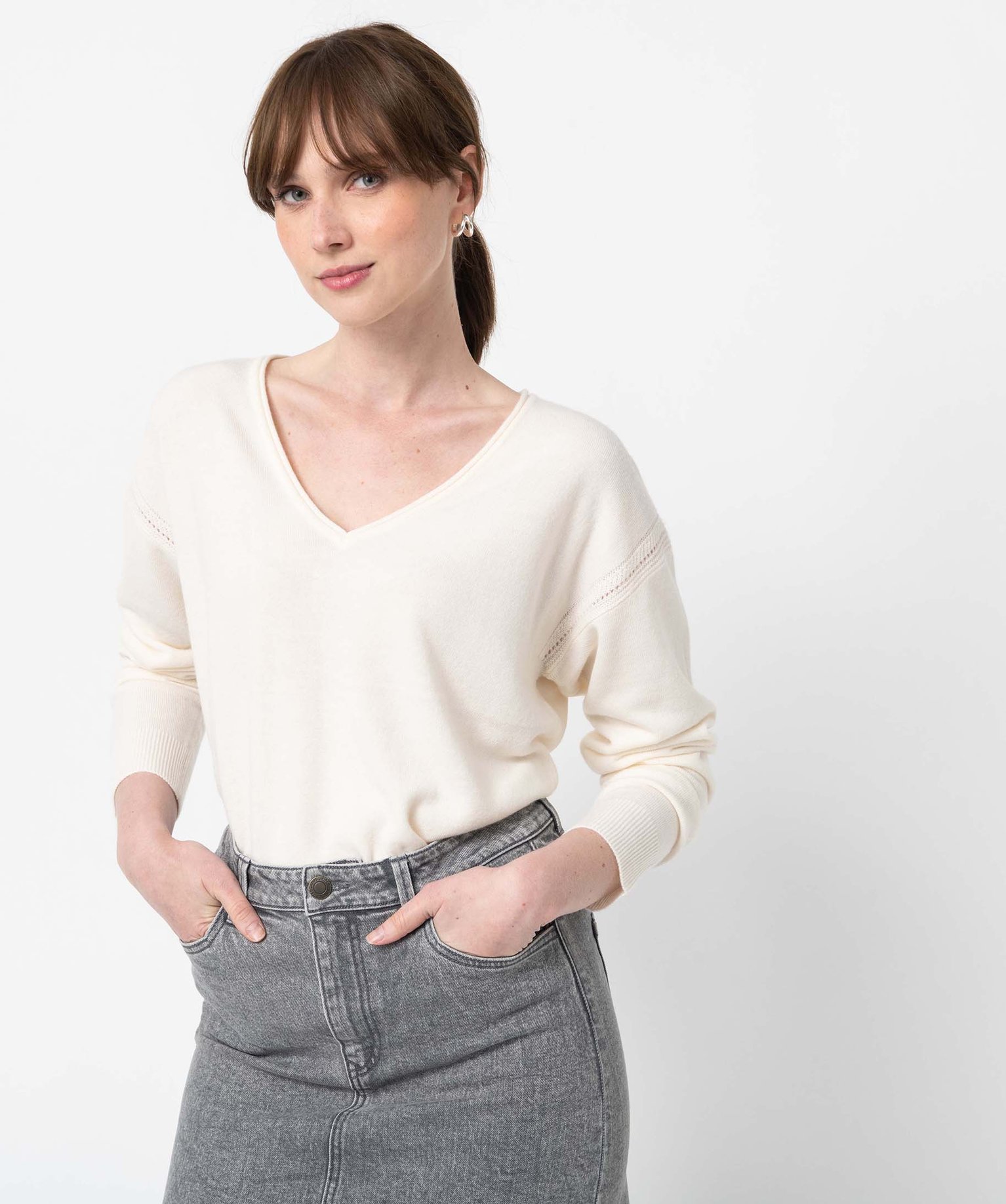 Pull femme en maille fine avec large col V ecru | GEMO