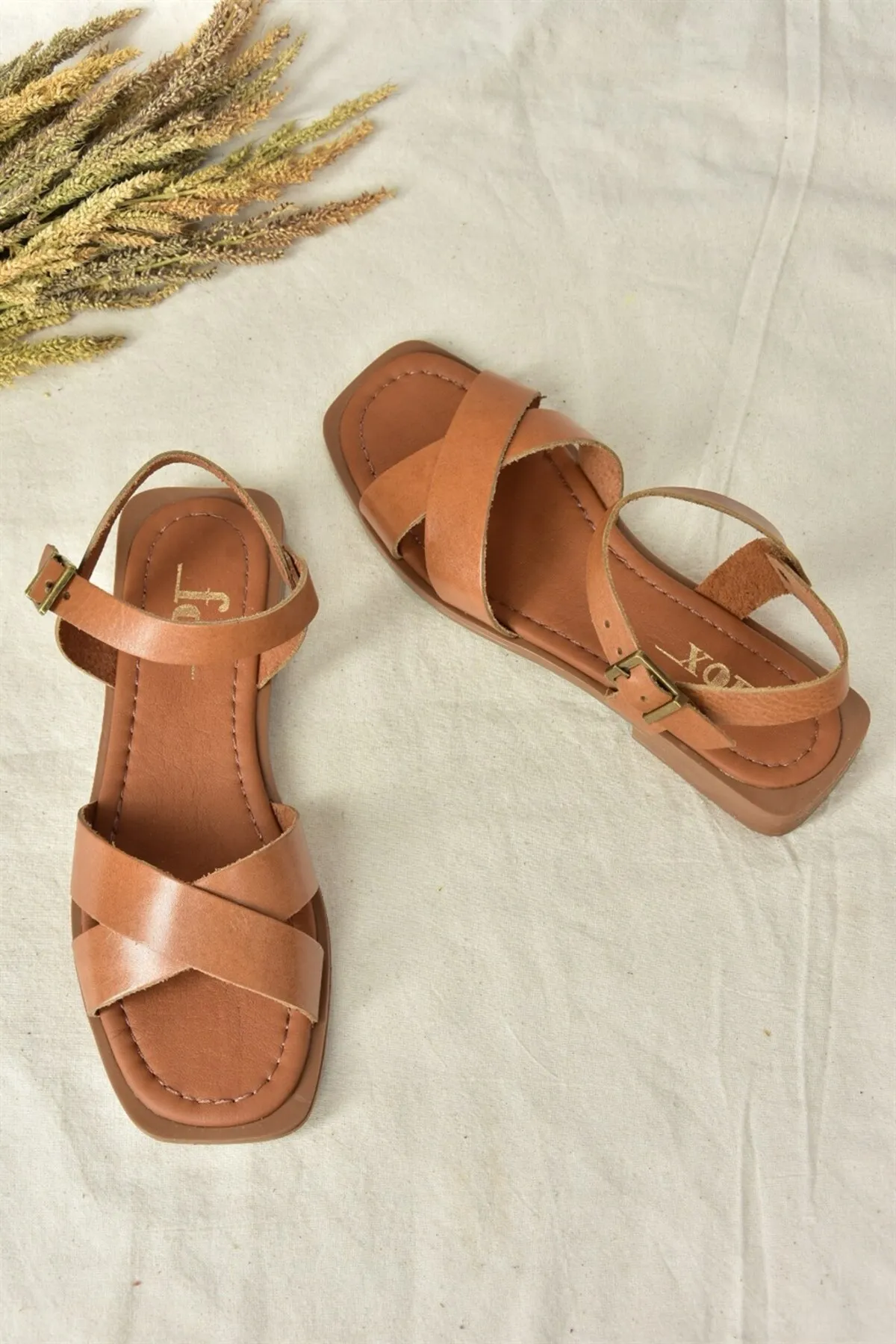 Fox Shoes  Hellbraune Damen-Sandalen aus echtem Leder mit Kreuzriemen M291041503